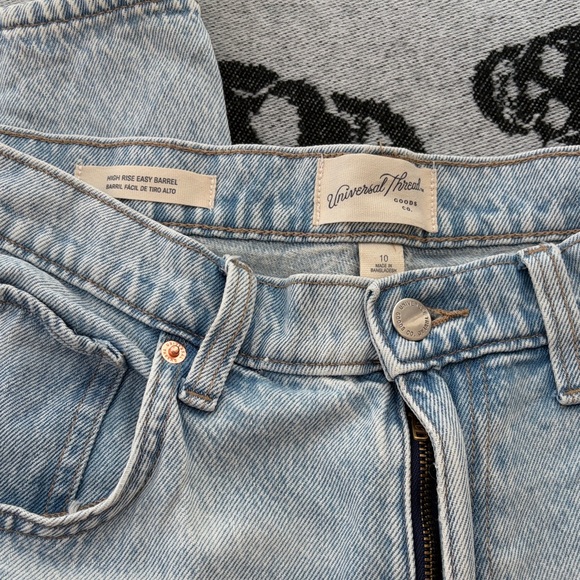 Women’s light wash Barrel Jean sz 10 - Picture 2 of 3